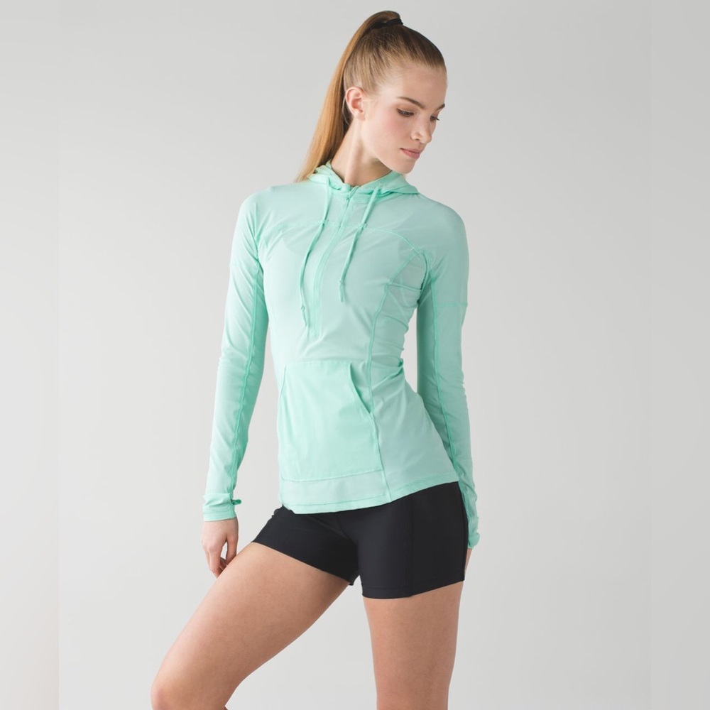 Lululemon Runbeam Hoodie
in Toothpaste. 
Size 4. 
Pristine Condition.